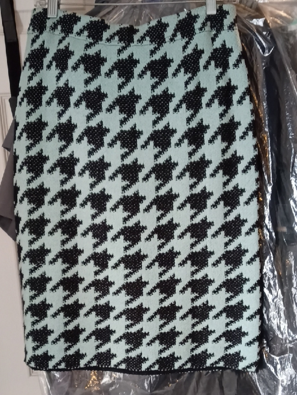 St. John, Mint and Black Houndstooth Pencil Skirt